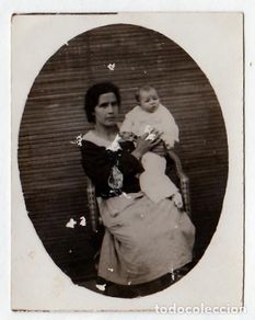 Fotografía antigua: Joven madre con su bebé. Años 10-20 aa